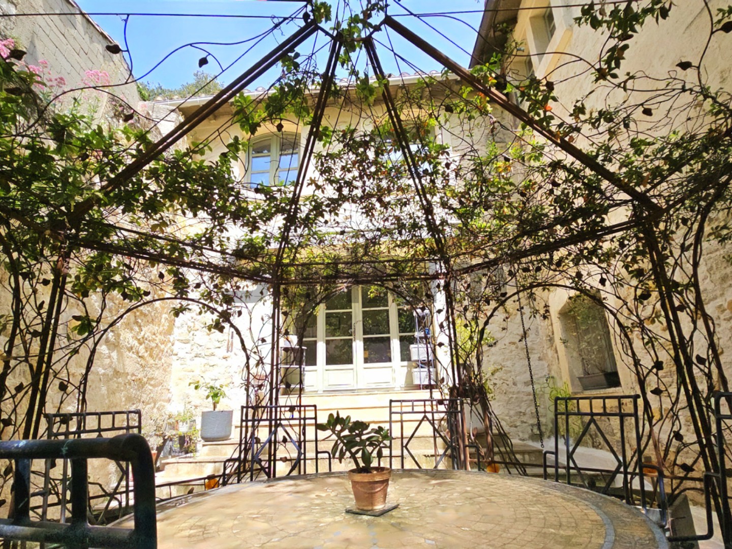 Appartement avec cour et cave dans un hôtel particulier