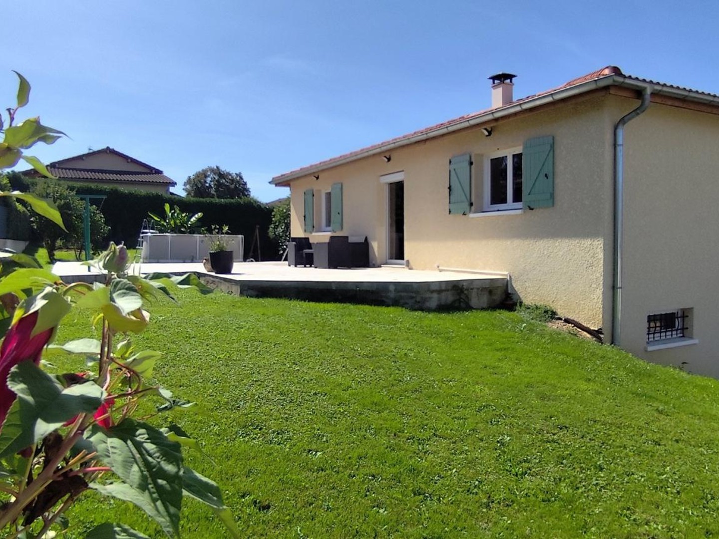 Charmante villa avec sous sol complet, sur un terrain clos de 1 094 m².