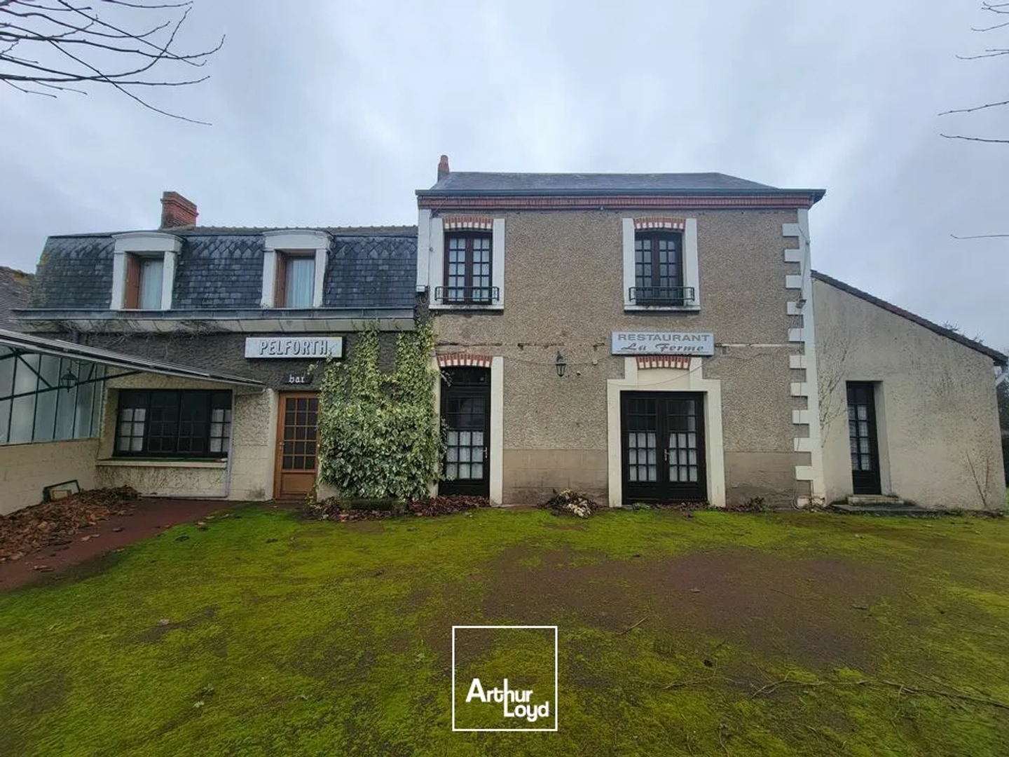 À proximité immédiate de Châtellerault et de Dangé-Saint-Romain, cette ancien restaurant de caractère à rénover développe environ 300 m² de surface bâtie sur un terrain de 1 000...