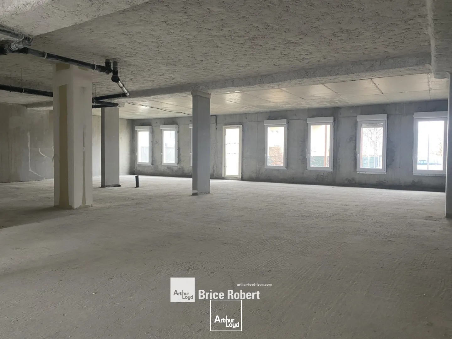 Local commercial lumineux avec parking sécurisé à vendre à Brignais