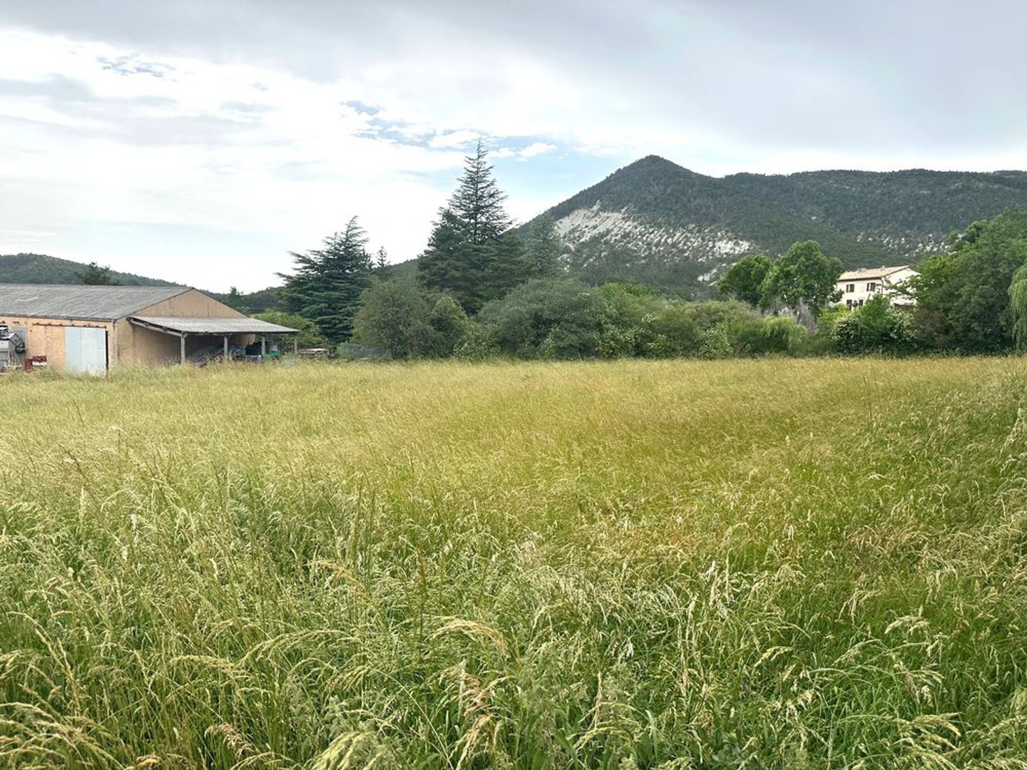 Terrain constructible de 2075 m2 dans le hameau de la Foux de Peyroules.