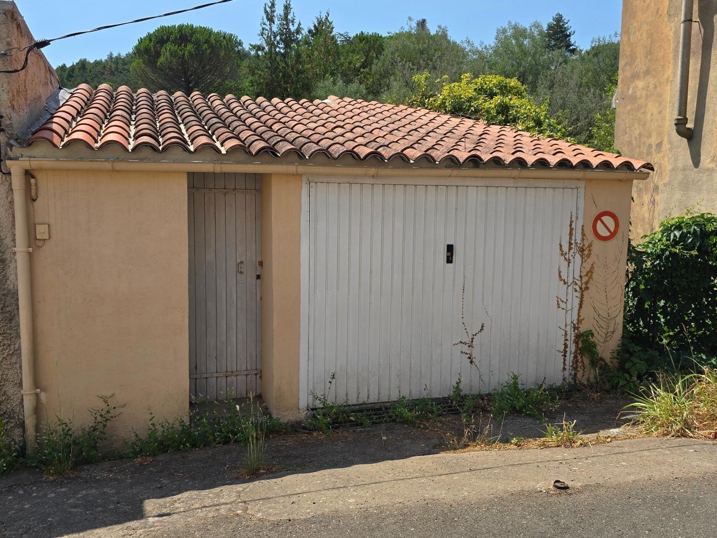 Un garage rare sur le secteur, idéalement situé à proximité immédiate du centre-ville de Lamalou-les-Bains.