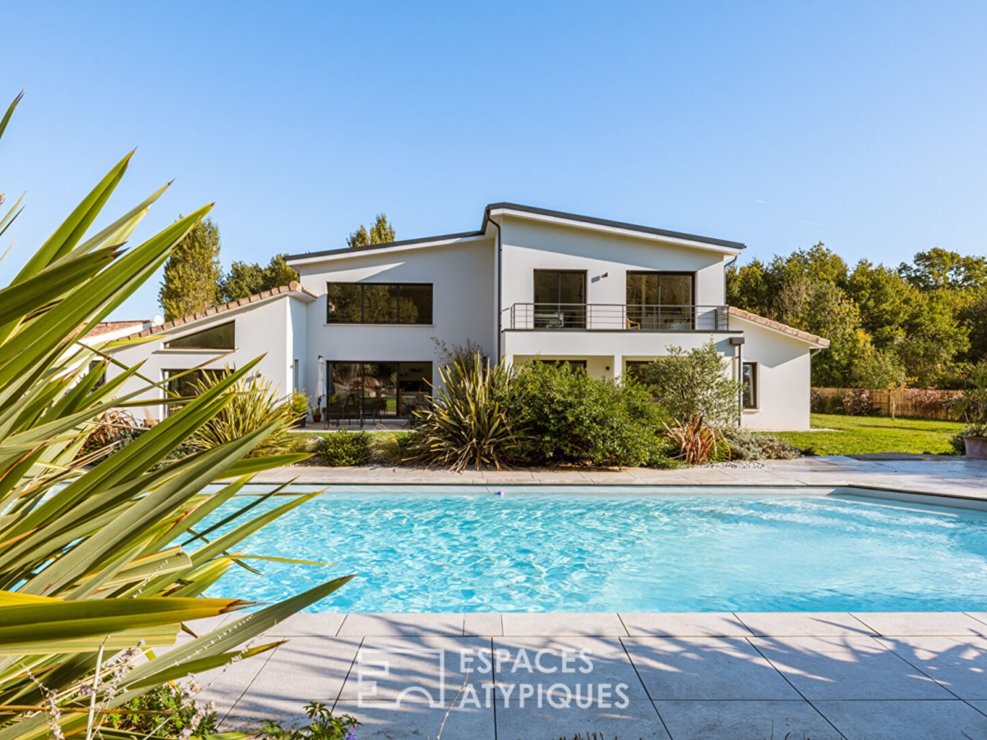 Maison familiale contemporaine entre terre et mer