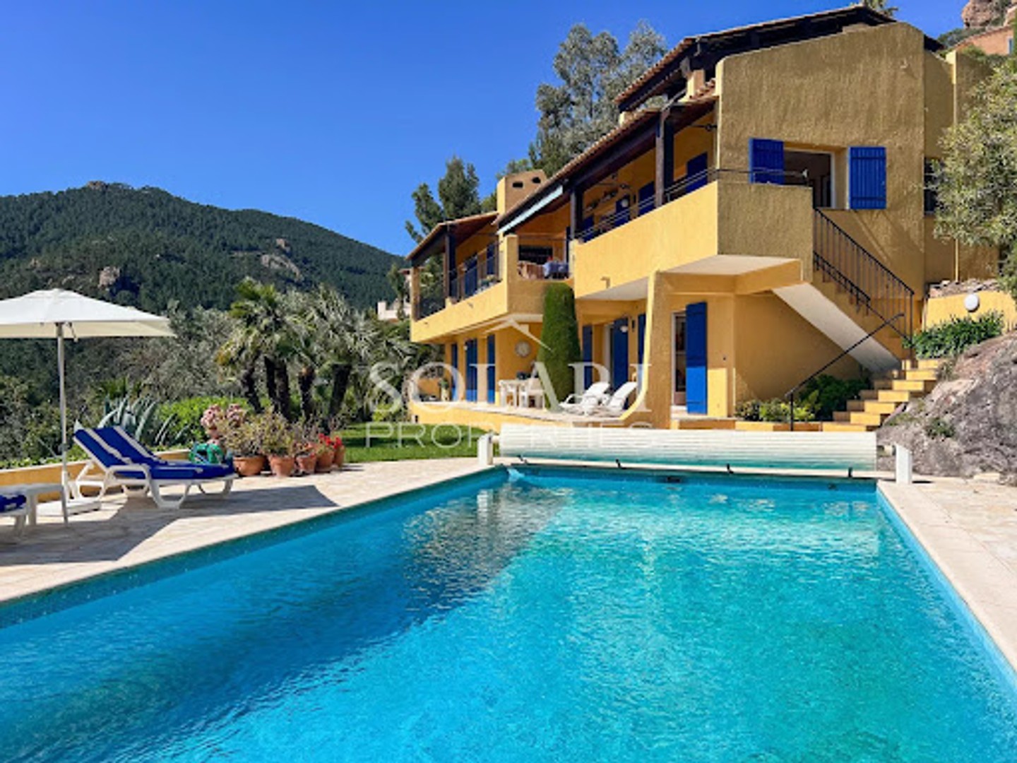 Maison à vendre - 7 pièces - 157m2 - Théoule-Sur-Mer (06590)