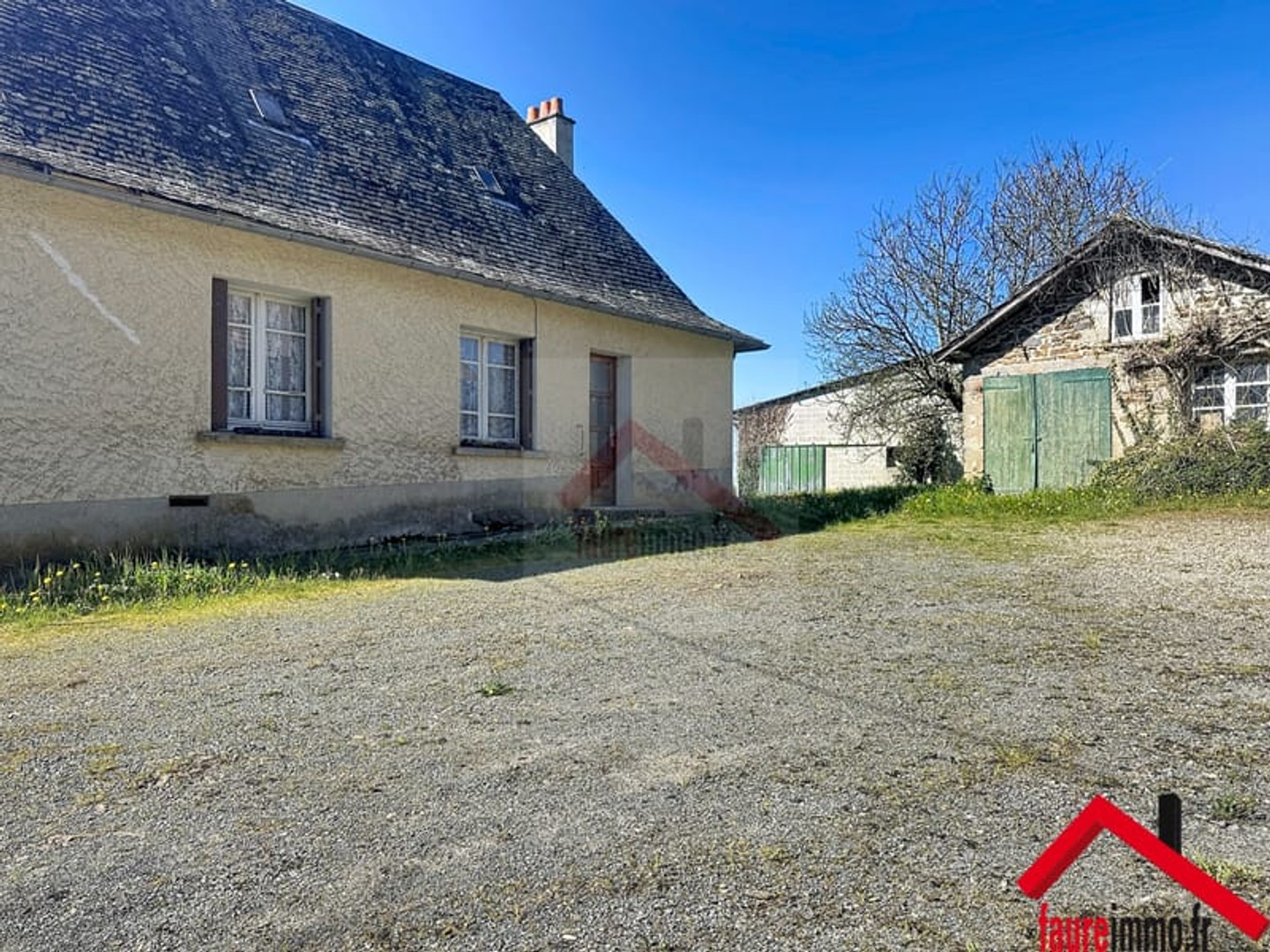 MAISON ET DEPENDANCES A PERPEZAC LE NOIR EN CORREZE