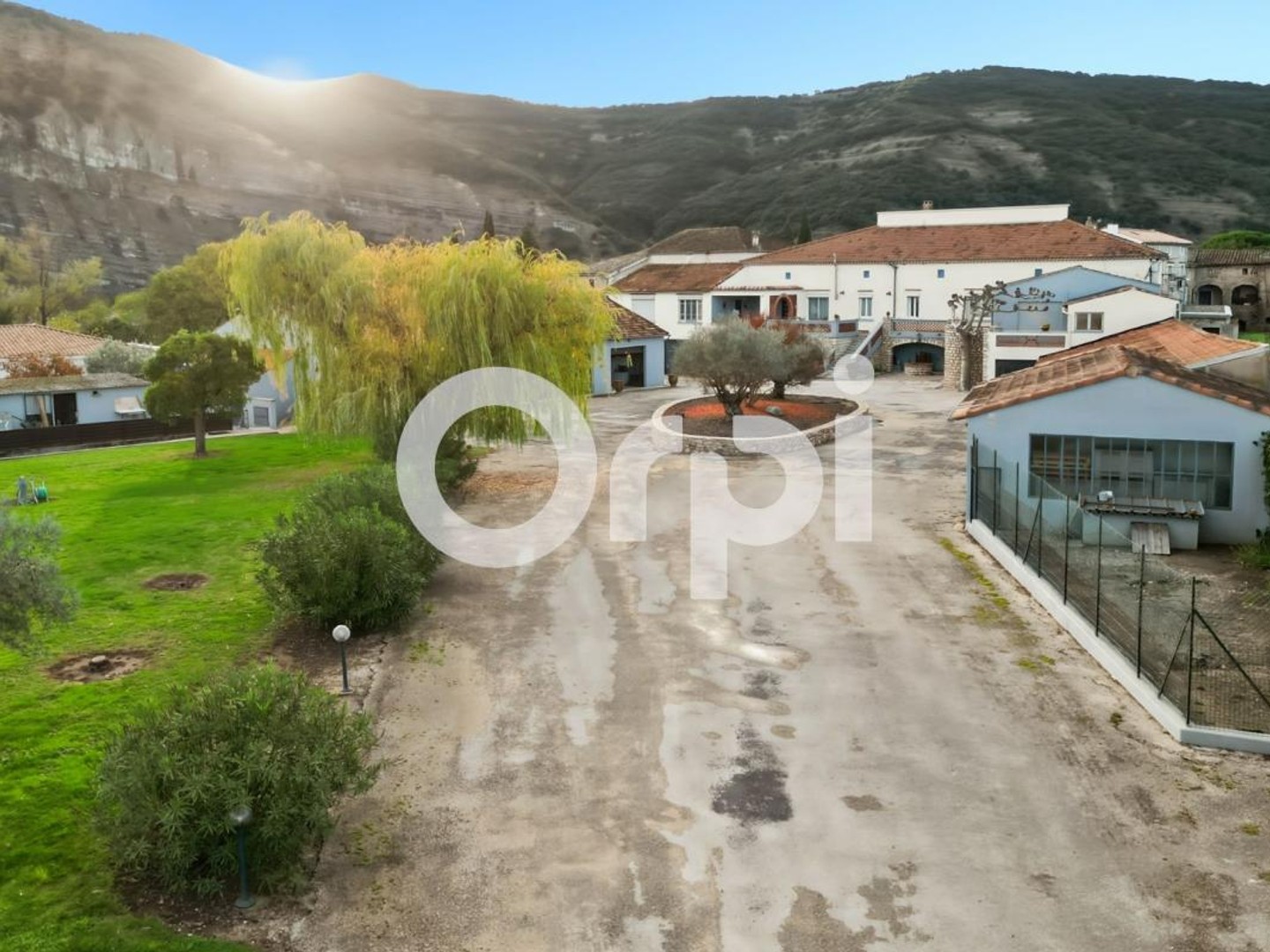 Ensemble immobilier 554 m² avec vue et dépendances