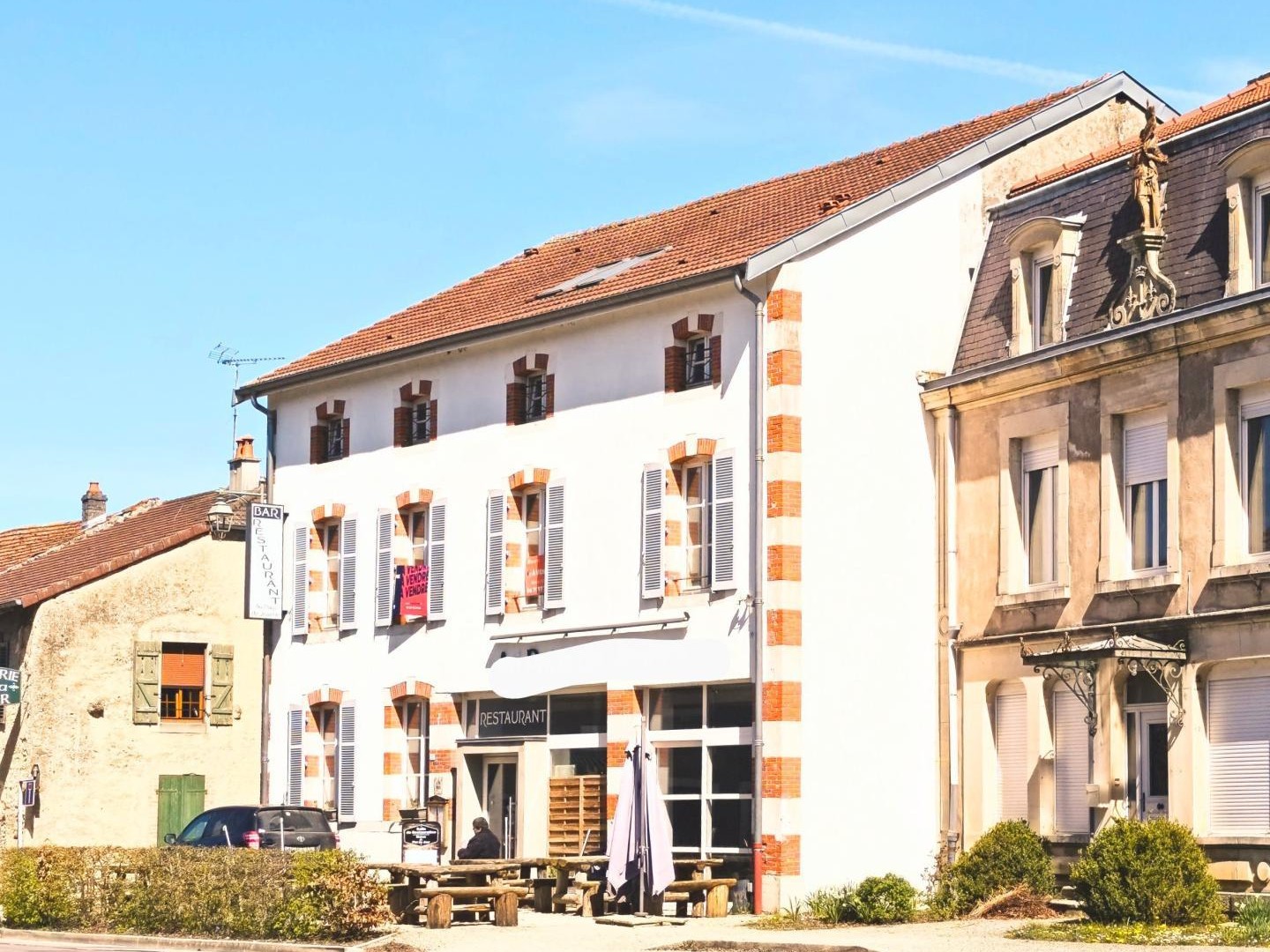 Fonds de commerce d'un bar, restaurant réputé, idéalement situé en face de monuments historiques classés