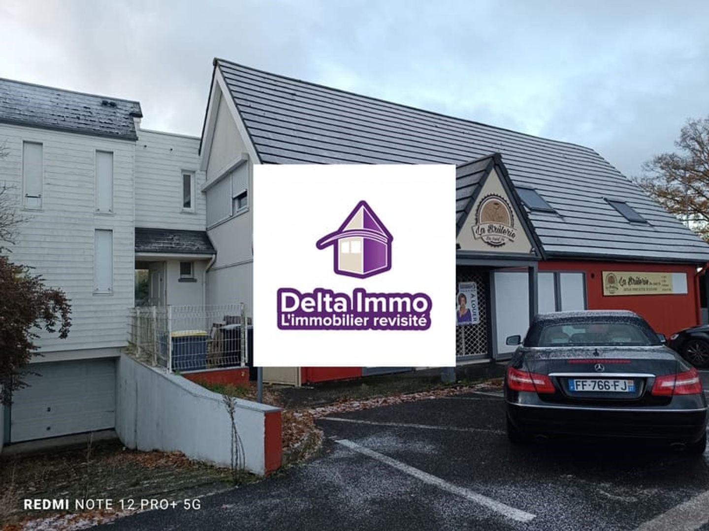 Local professionnel avec appartements à vendre - SAINT SEBASTIE