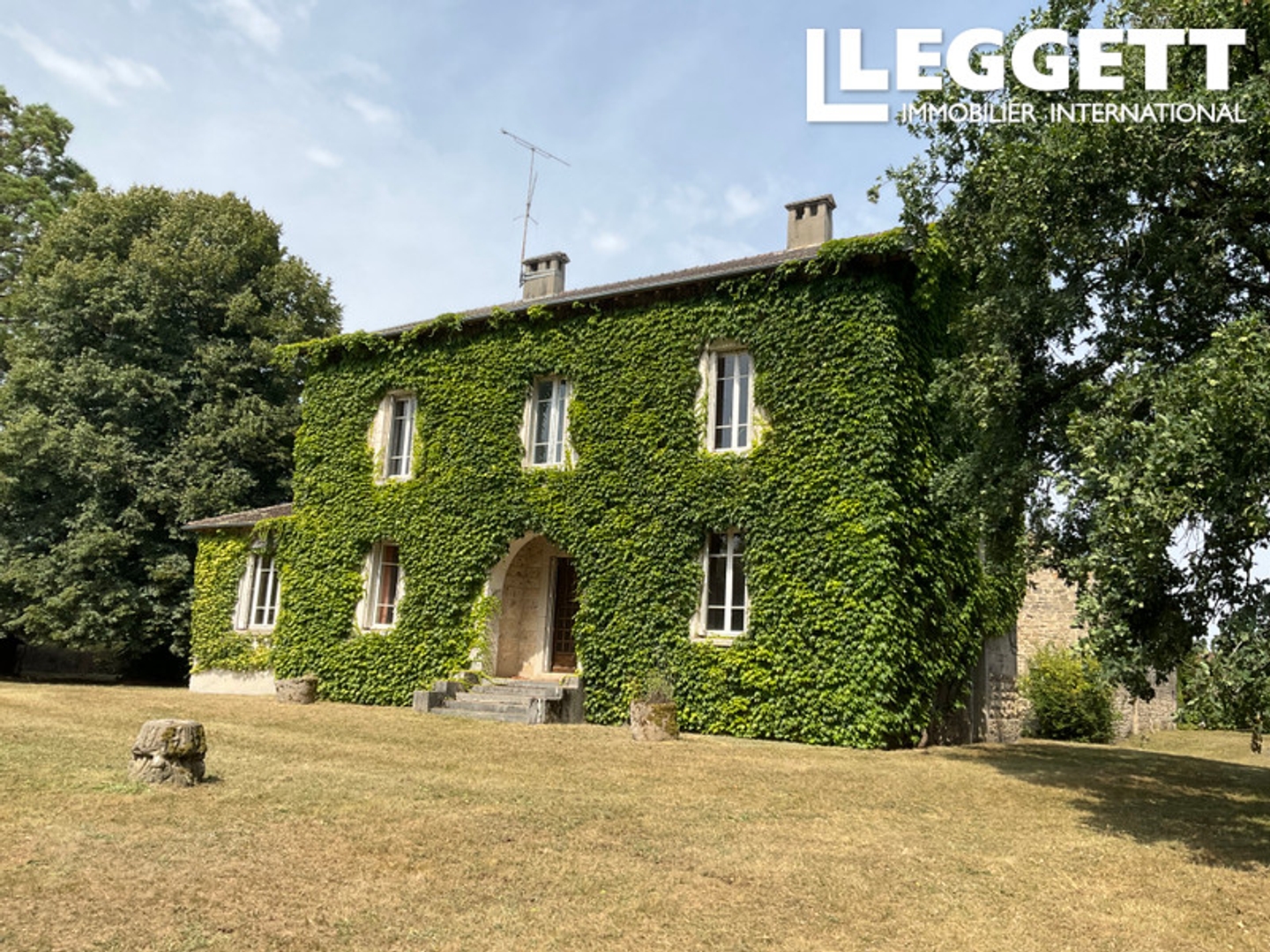 Manoir et deuxième bâtiment en pierre à forte potentiel dans un jardin clos à la campagne Creusoise