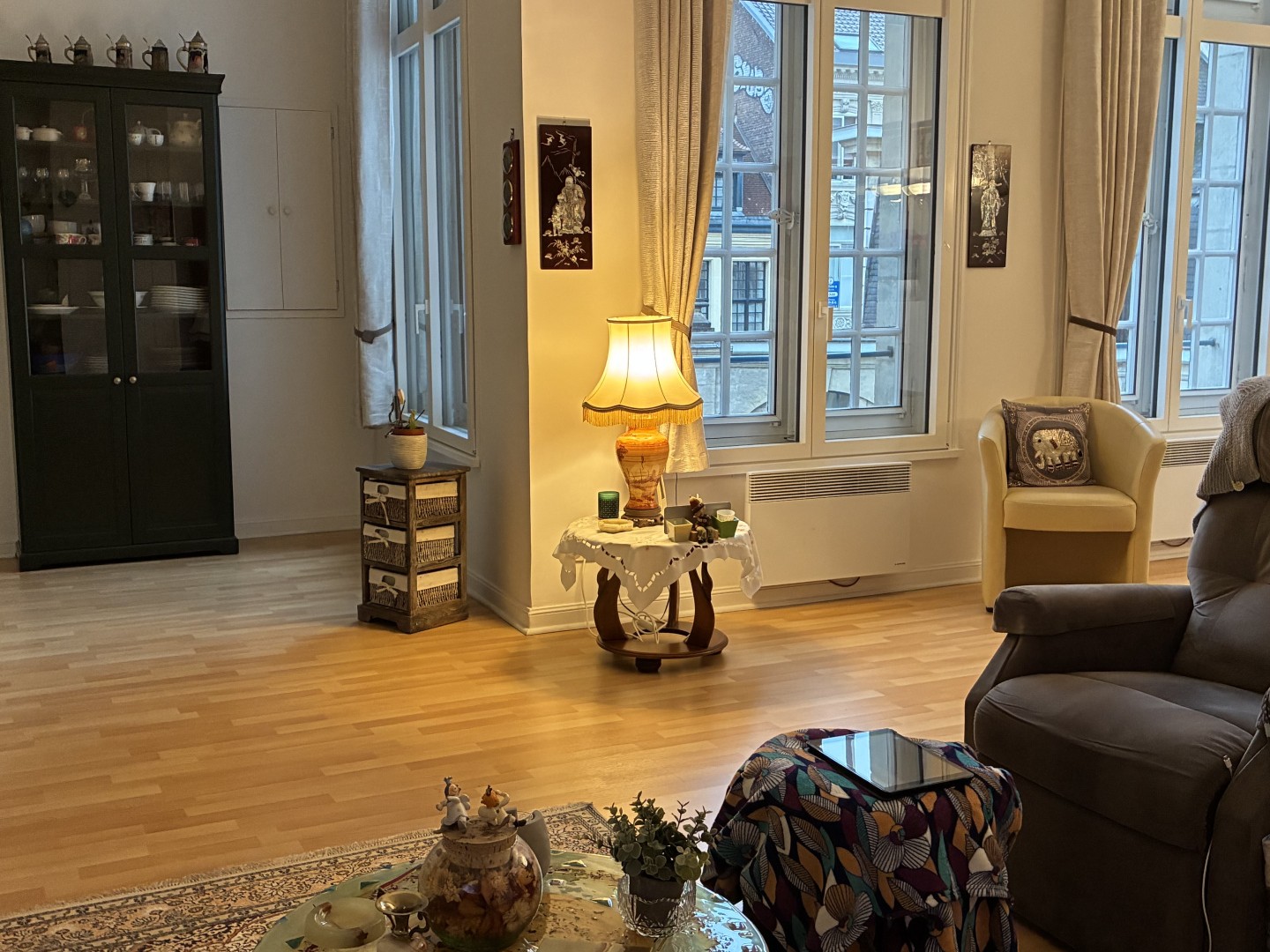 F4 ensoleillé avec vue sur cour pavée classée