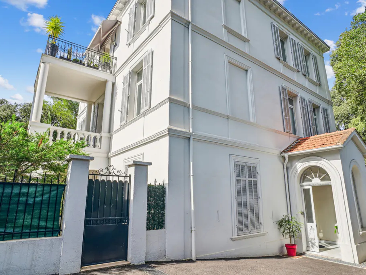 Appartement dans un immeuble bourgeois, proche de Cannes