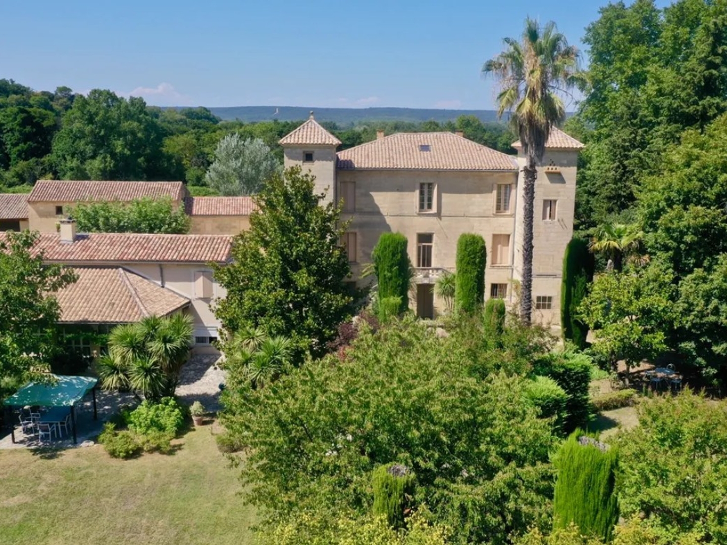 UZÈS — Château 18ème · 915 m² · Parc 1 ha · 1 990 000 €