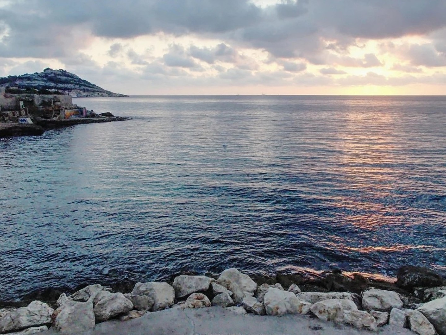 Cabanon les pieds dans l' eau