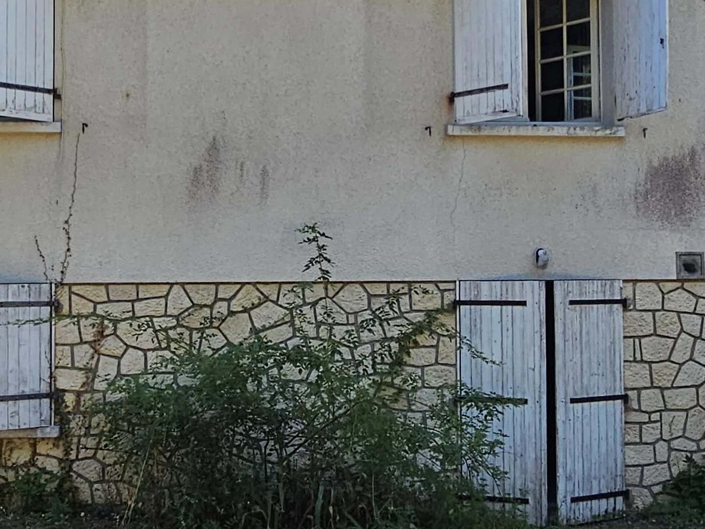 Maison de campagne individuelle avec ancien potentiel de chambres d'hôtes - Une opportunité de rénovation riche en possibilités