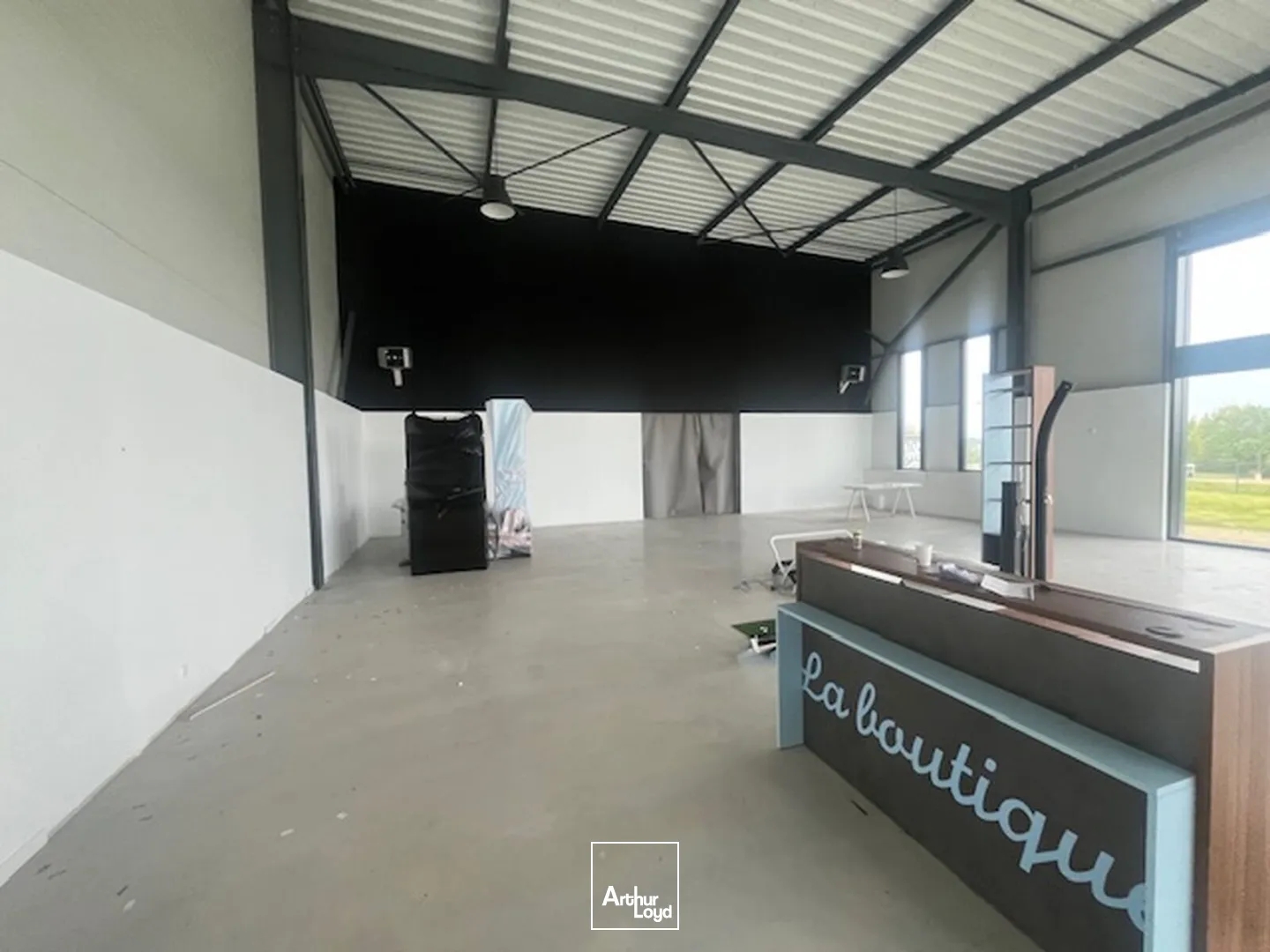 A VENDRE LOCAL COMMERCIAL DE 300m² A SAINT-MARTIN-DES-CHAMPS