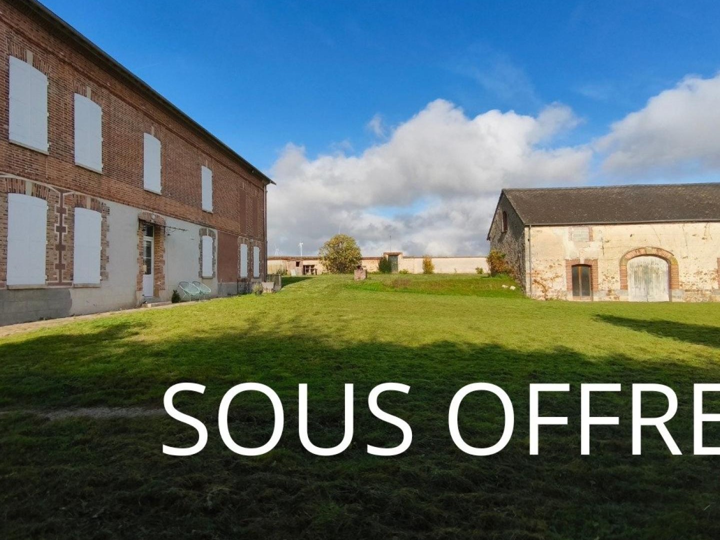 MAISON 2 GRANGES ET TERRAIN 3000 M2