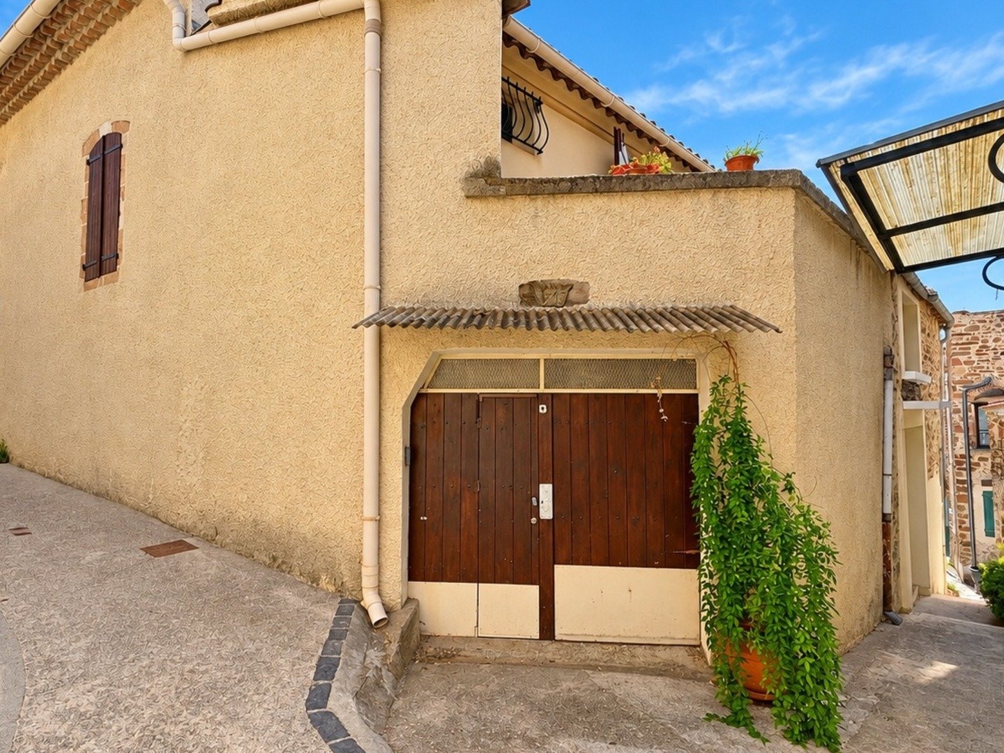 Exclusivité - Maison vigneronne de 120.70m² habitable environ avec jardin, grenier et garage - Neffiès (34320)