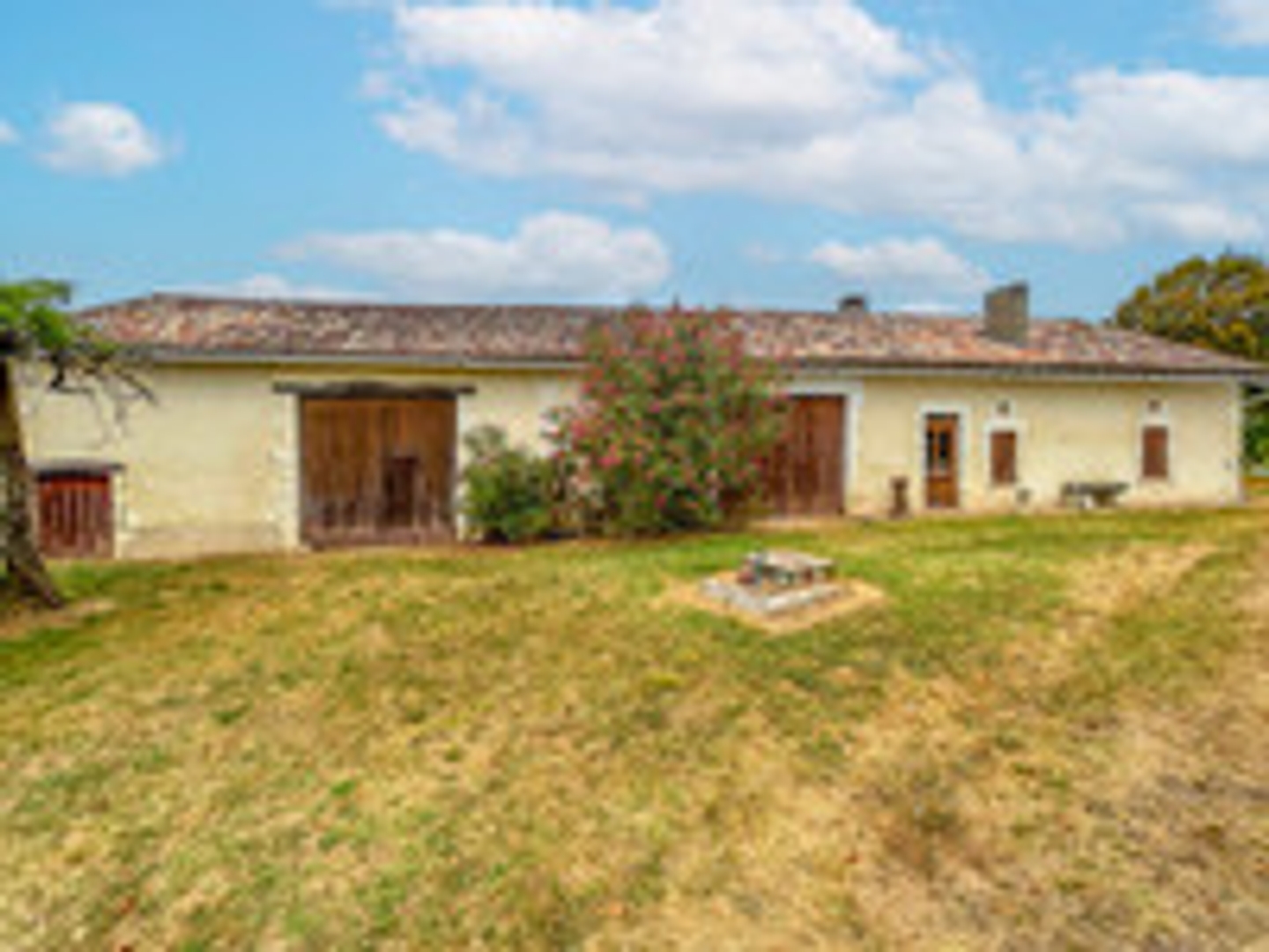 Beauronne - Maison à rénover avec ses 2 granges, 2 ateliers et double garage au calme