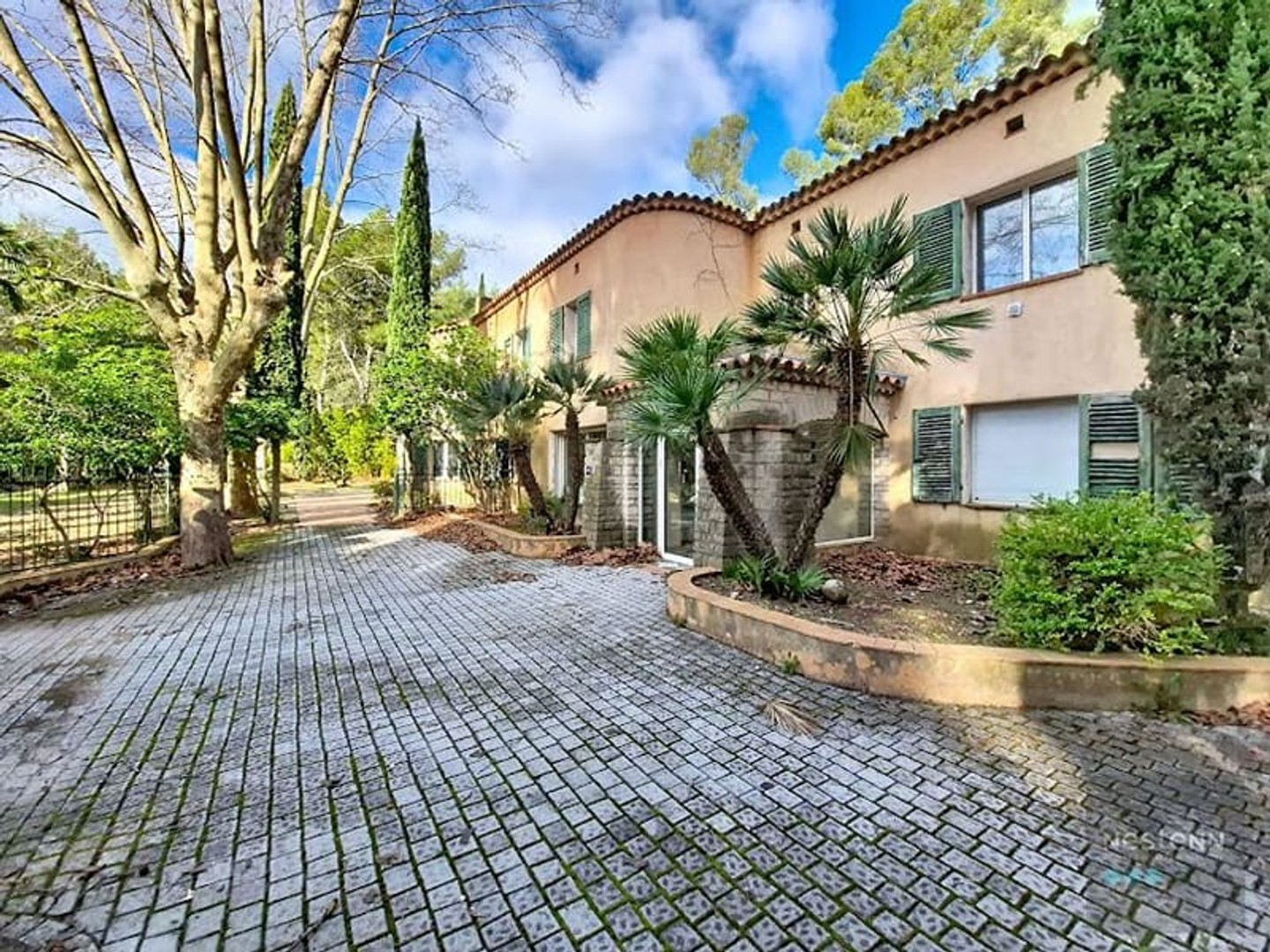 Bureaux 27 pièces 811 m²