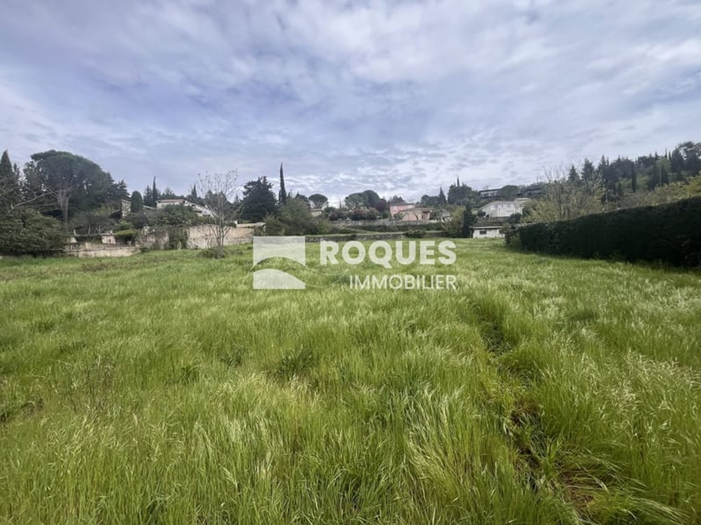 Bédarieux, à vendre terrain constructible de 8160 m2 avec une bâtisse existante à rénover entièremment