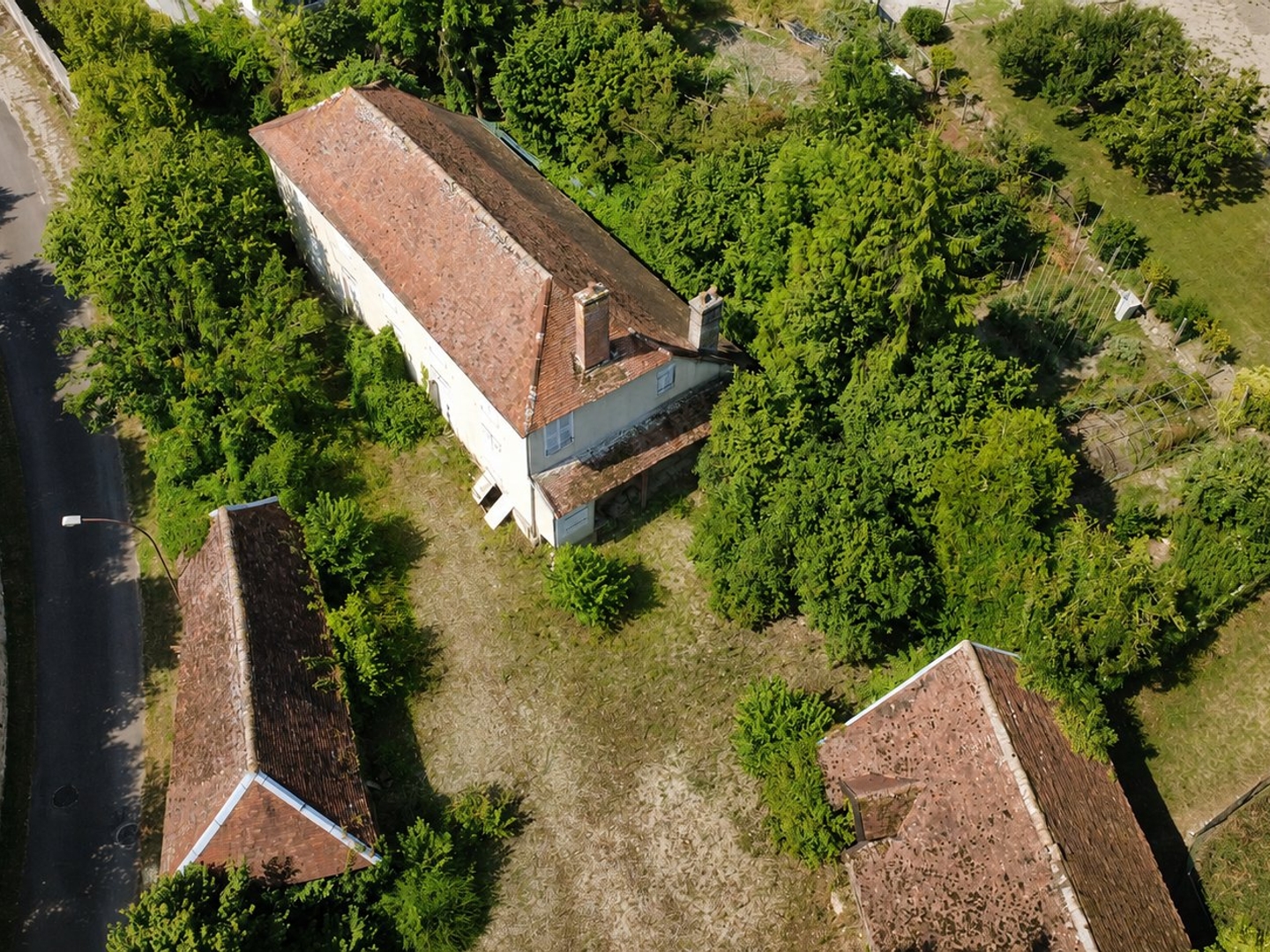 Ensemble immobilier à rénover à Isle Aumont, proche de Troye