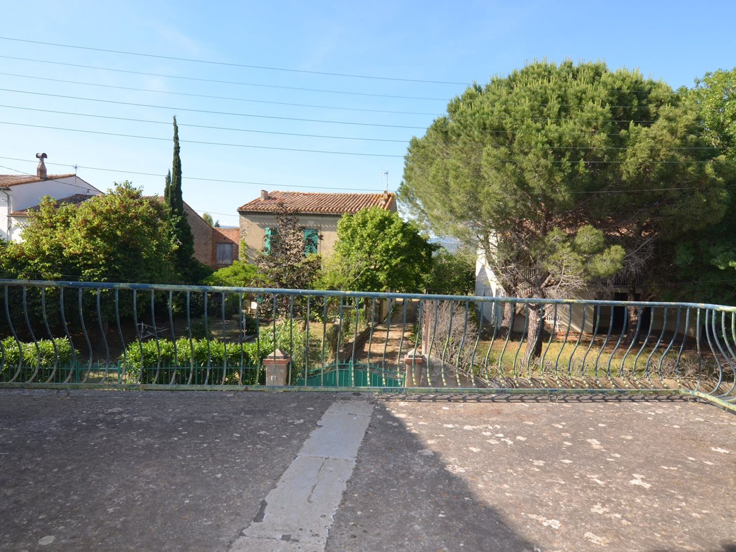 À Peyriac-Minervois, spacieuse maison de village avec grange attenante, terrasse et cour.