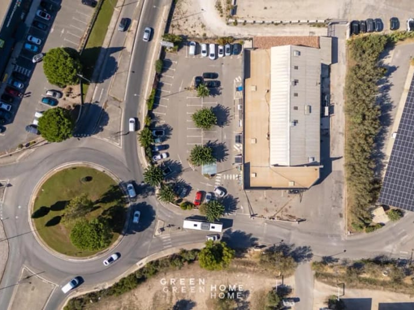 Magasin à vendre - 717m2 - Châteauneuf-Les-M... (13220)