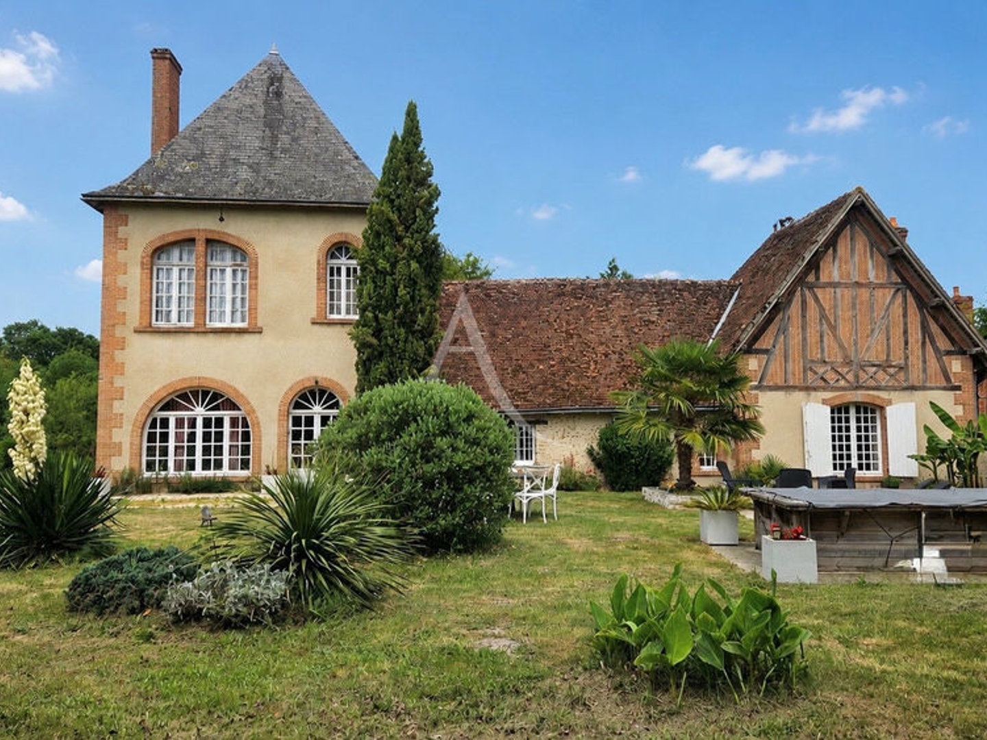 PROPRIETE 34HA habitation principale et bâtiments