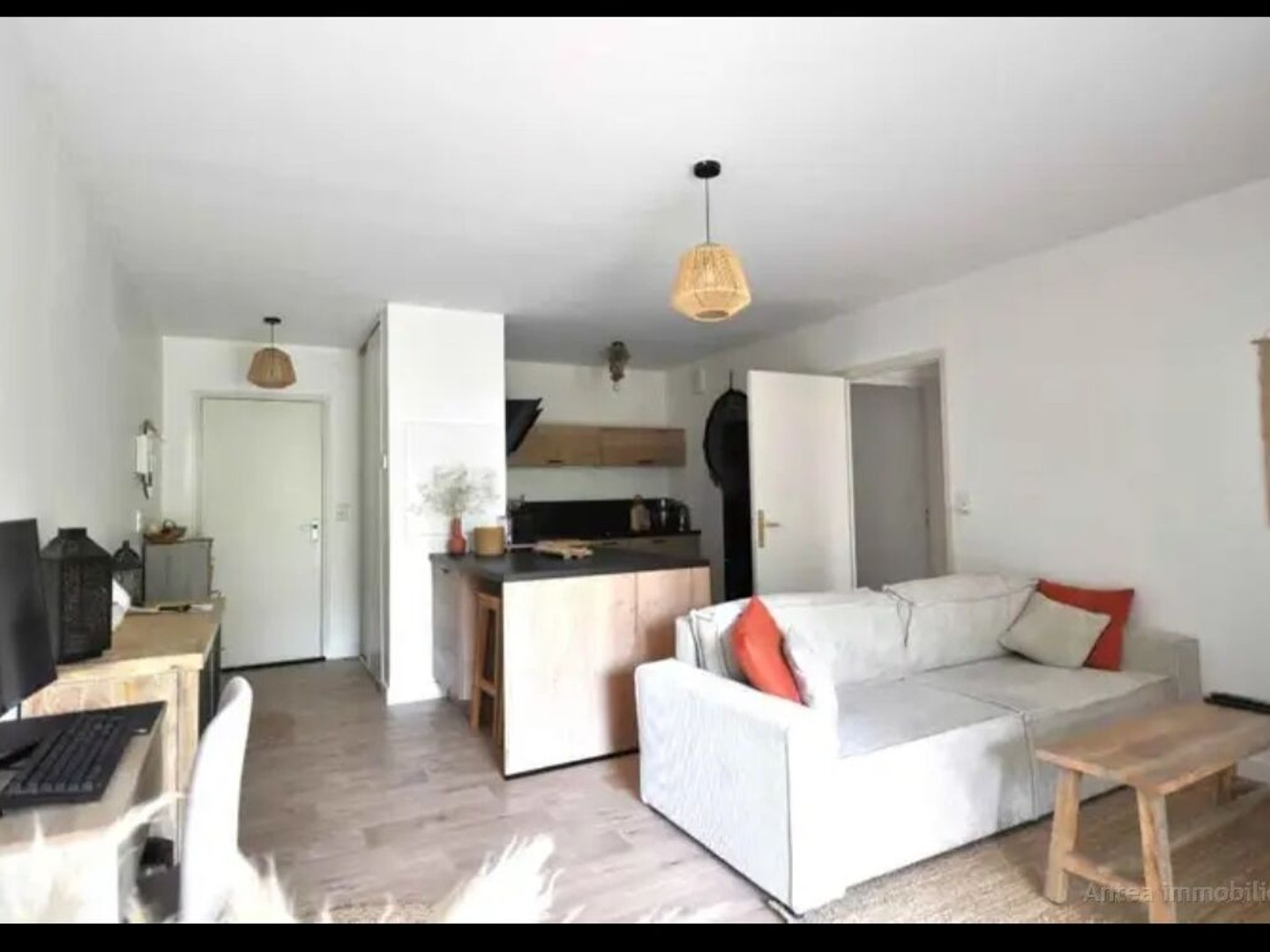 SPLENDIDE RDC AVEC JARDINE ET TERRASSE