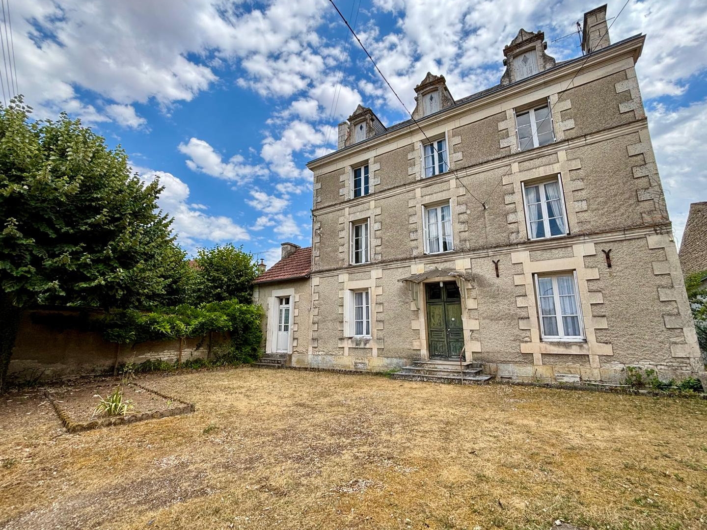 Charmante maison en pierre de 139 m2 avec préau, garage et c