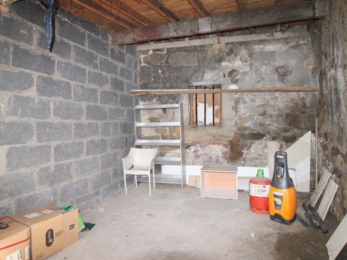 Parking / garage / box à vendre - 100m2 - Le Chambon-Feuger... (42500)