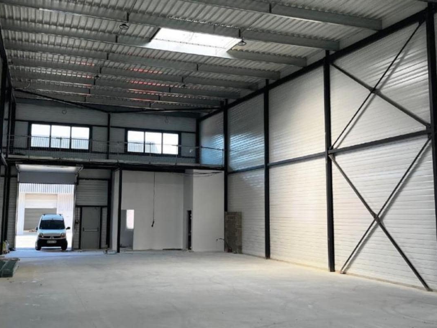 Locaux d'activité à vendre à Puiseux-Pontoise accès direct autoroute A15