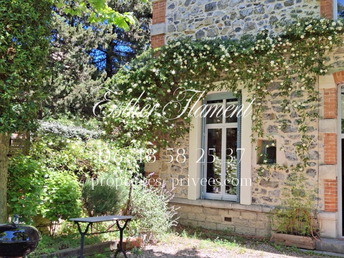 Maison bourgeoise en pierre avec jardin