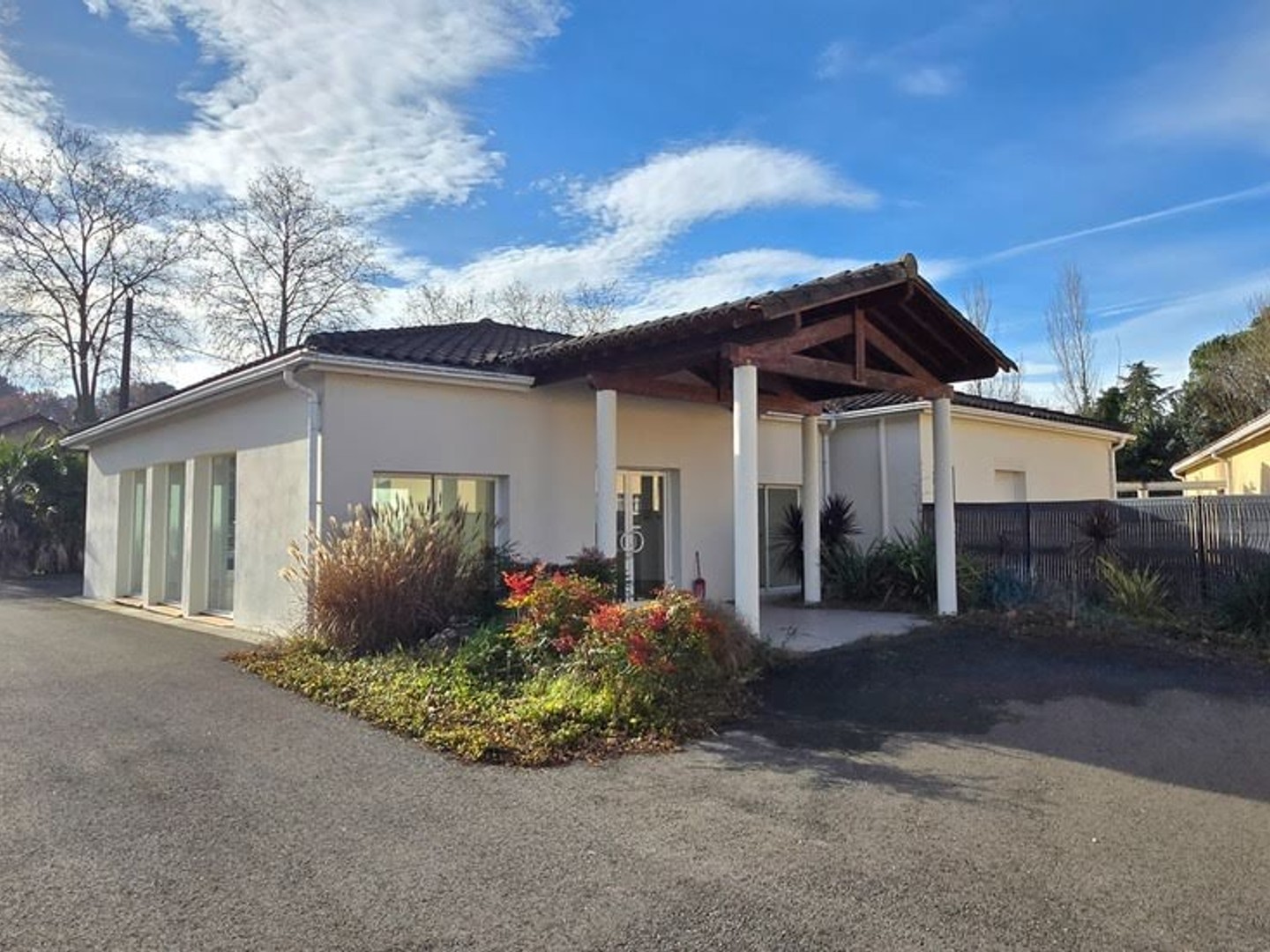 Local 5 pièces 261 m²