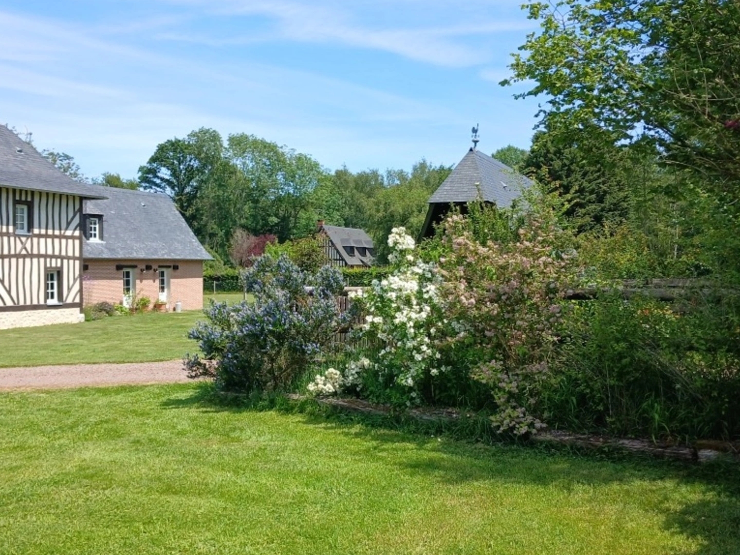 Maison de charme de 100 M2, 5 pièces 3 chambres avec une piscine et annexe sur un terrain de 4700 M2 à BONNEVILLE LA LOUVET (14)