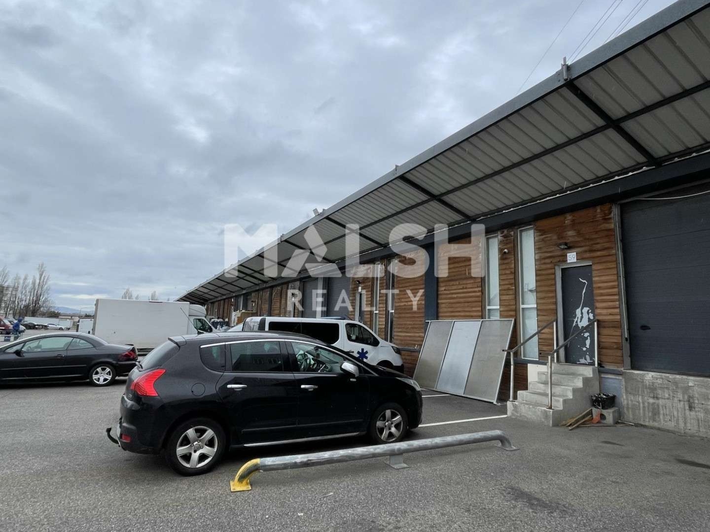 Locaux à vendre - 4 pièces - 621m2 - Saint-Priest (69800)