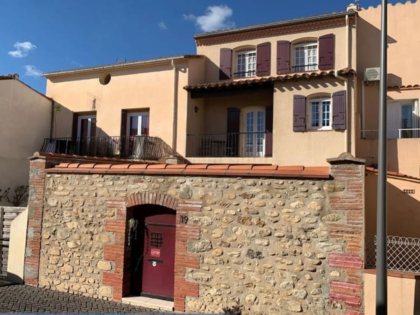 BELLE MAISON DE VILLAGE AVEC PATIO, TERRASSES ET VUE SUR LES MONTAGNES, PROCHE PLAGES