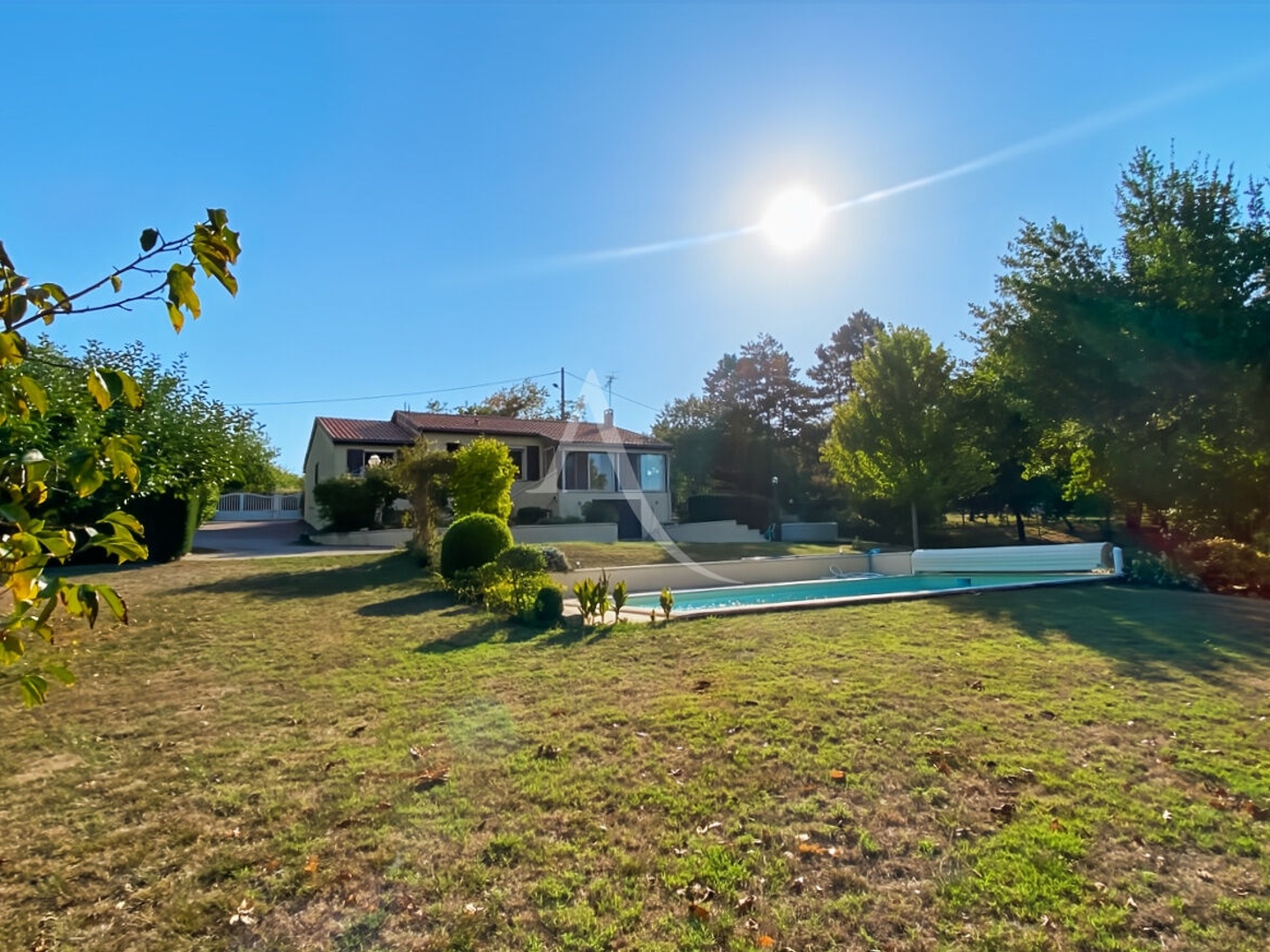 Maison impeccable 3 chambres, vie de plain-pied, piscine et sous-sol complet
