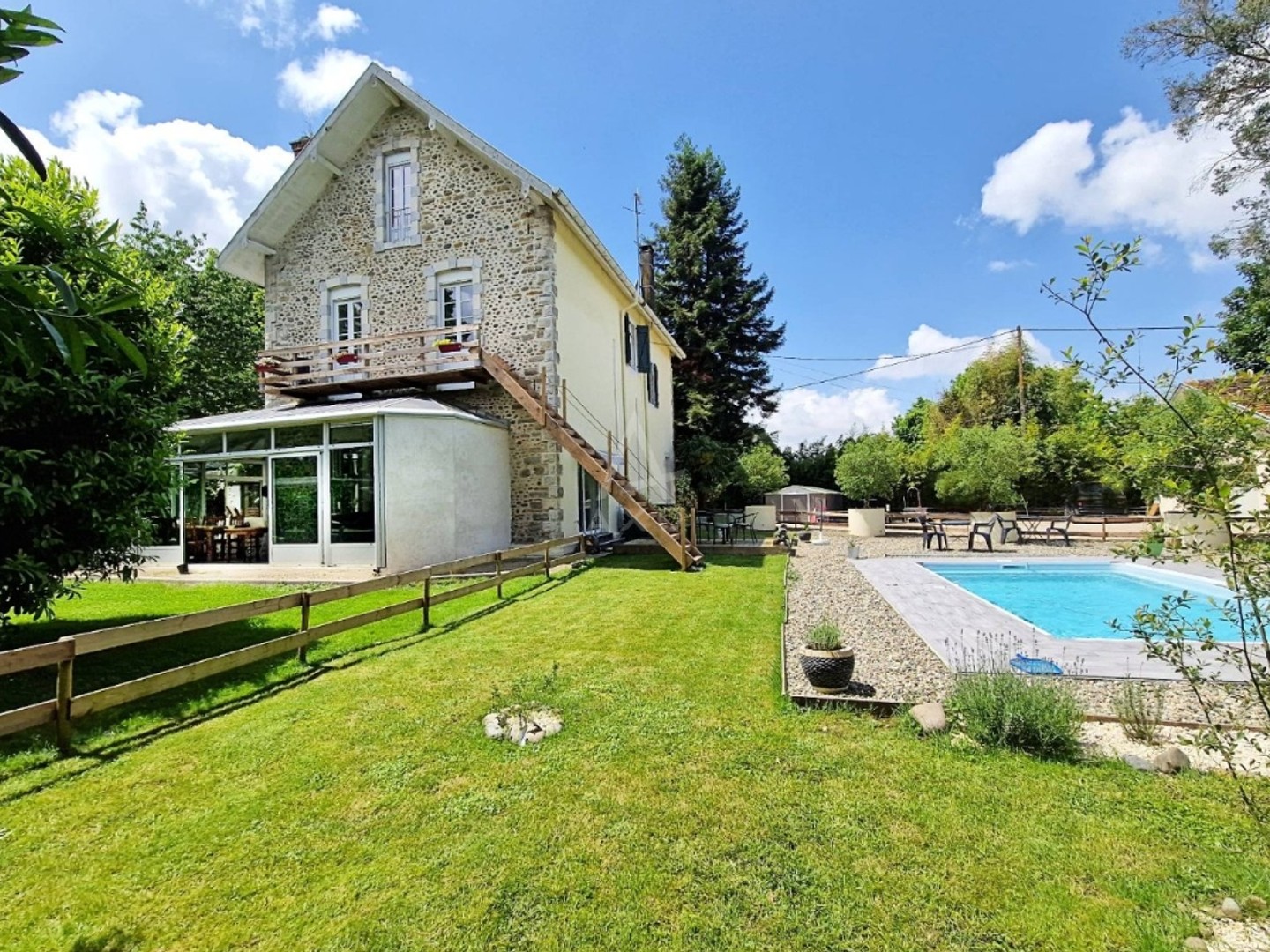 Maison de caractère avec piscine dans vaste parc arboré