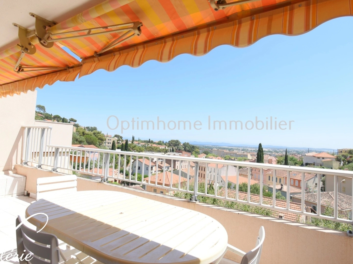 Appartement T3 dernier étage avec vue mer à Hyères - Deux terrasses, parking et cave 83400