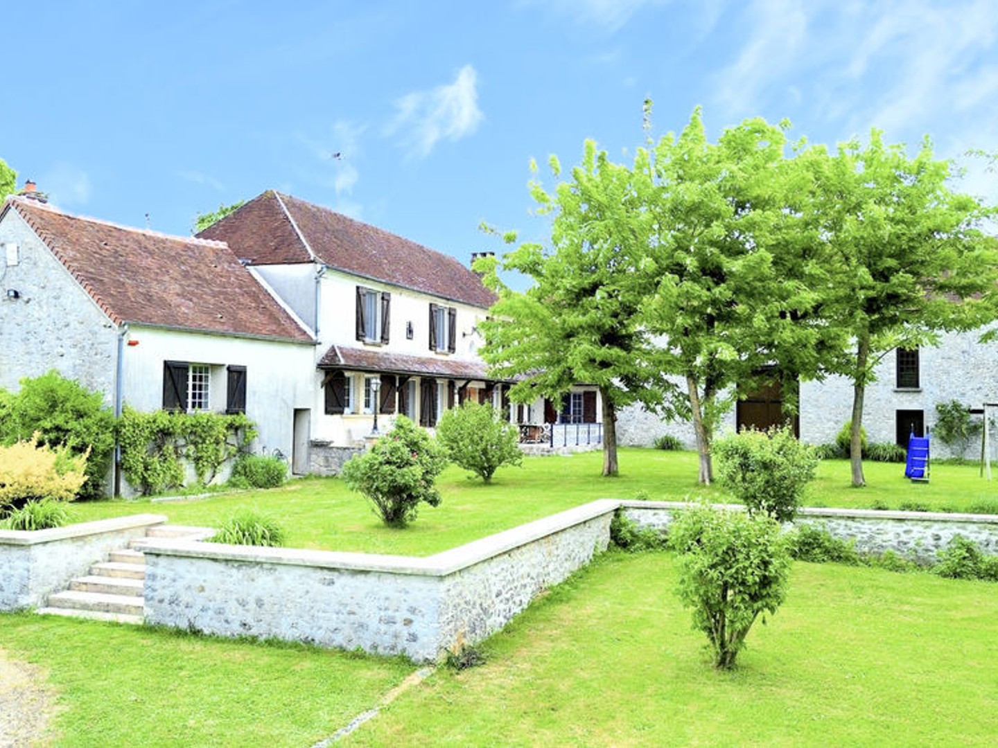 Propriété avec terrain de 1,25 hectares.