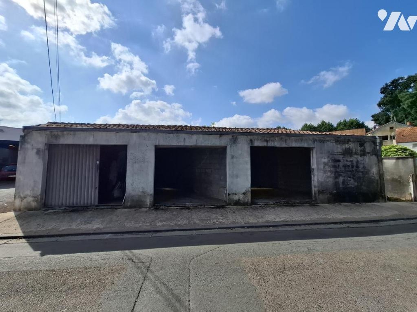 Parking / garage / box à vendre - 30m2 - Saintes (17100)
