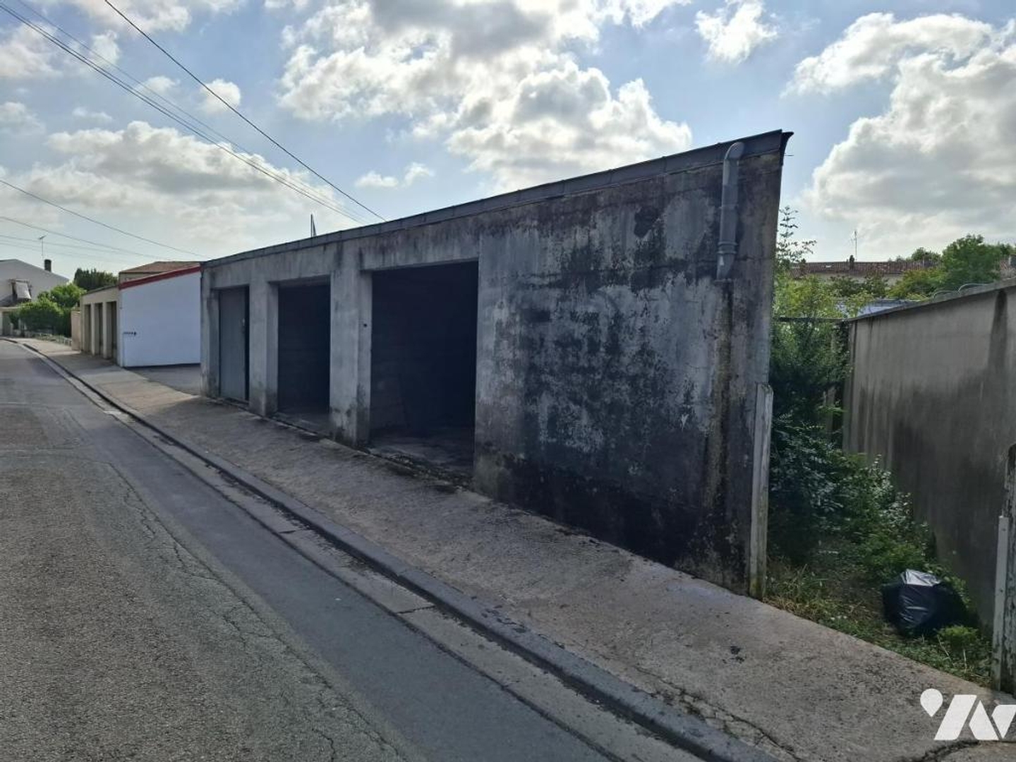 Parking / garage / box à vendre - 30m2 - Saintes (17100)