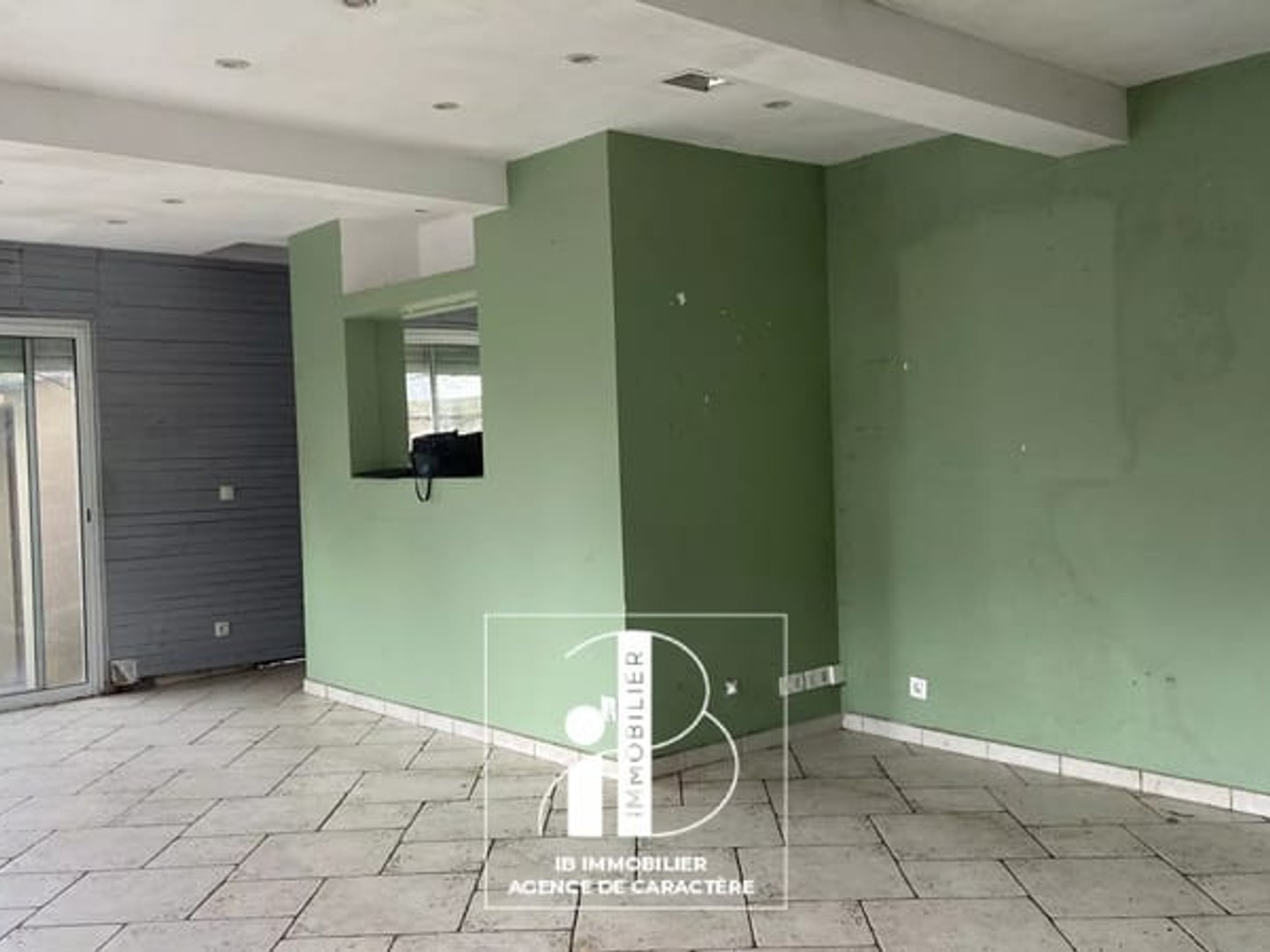 Magasin à vendre - 3 pièces - 78m2 - Fontainebleau (77300)