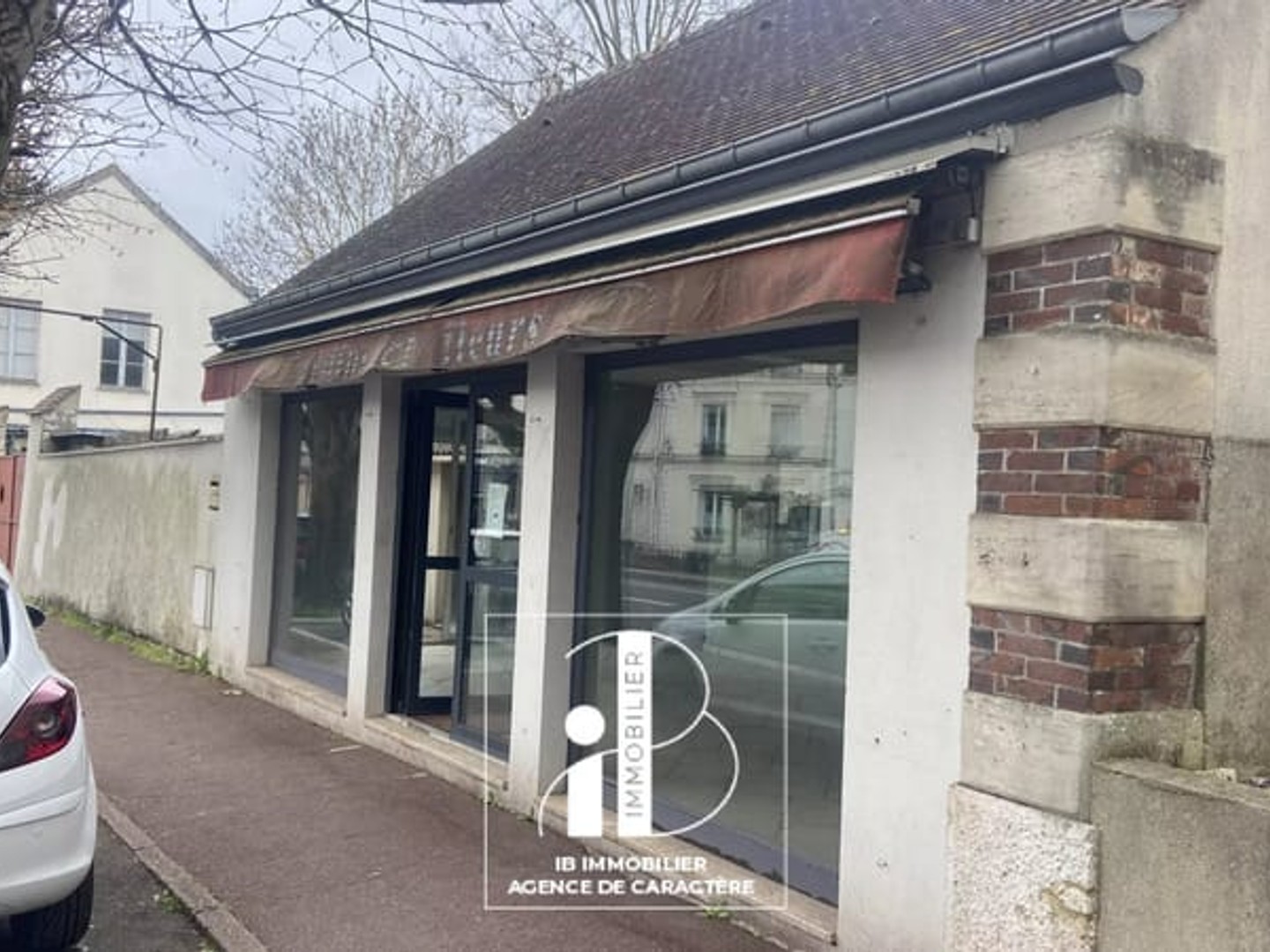 Magasin à vendre - 3 pièces - 78m2 - Fontainebleau (77300)