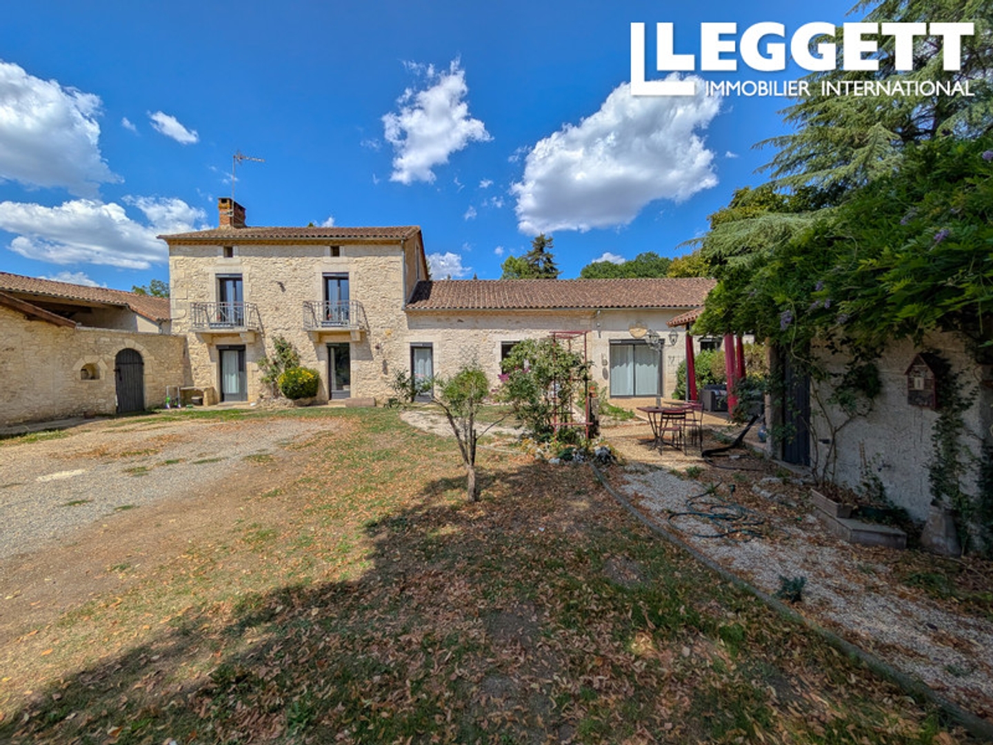 Charmante maison de hameau comprenant 3 chambres, des dépendances, un jardin à l'avant et une cour à l'arrière