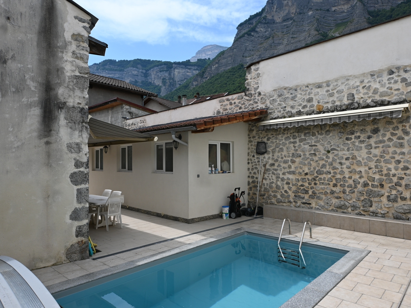 Maison de village avec piscine - 2 chambres centre du village