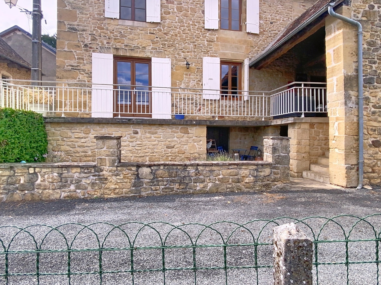 Périgord vert : Grande bâtisse rénovée de 155 m2 et 80 m2 de