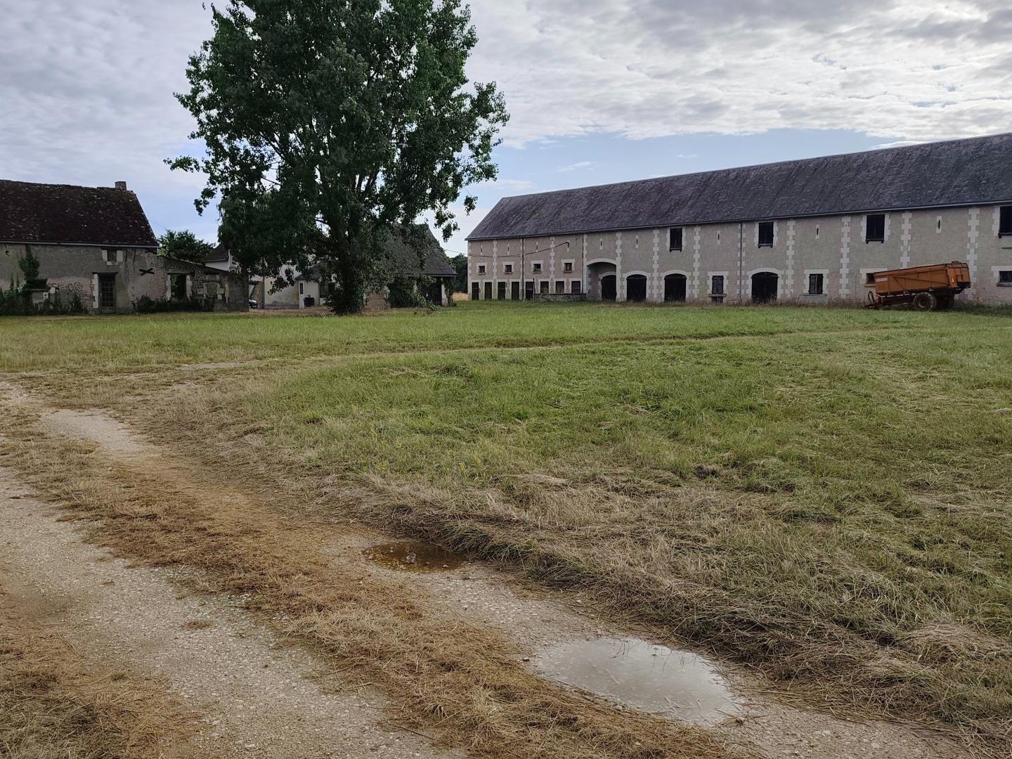 À vendre - Ensemble immobilier avec dépendances sur environ 1,5 hectare - Le Liège (37460)