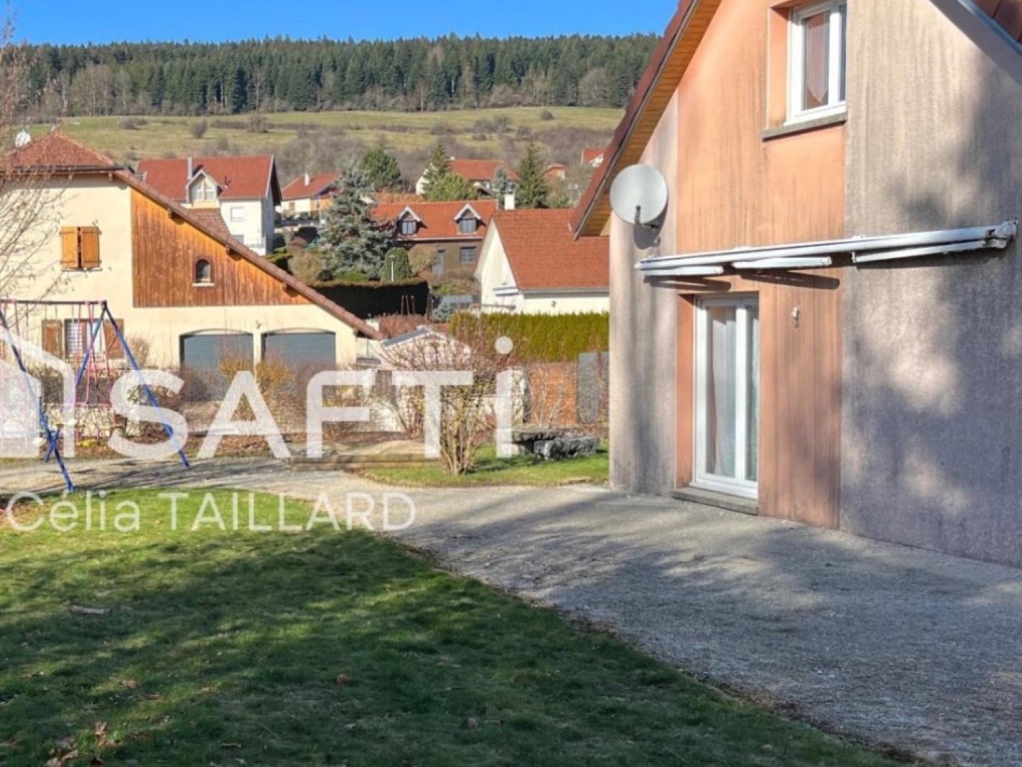 Magnifique maison très lumineuse avec 3 grands chambres, double garage un beau jardin 385.000€